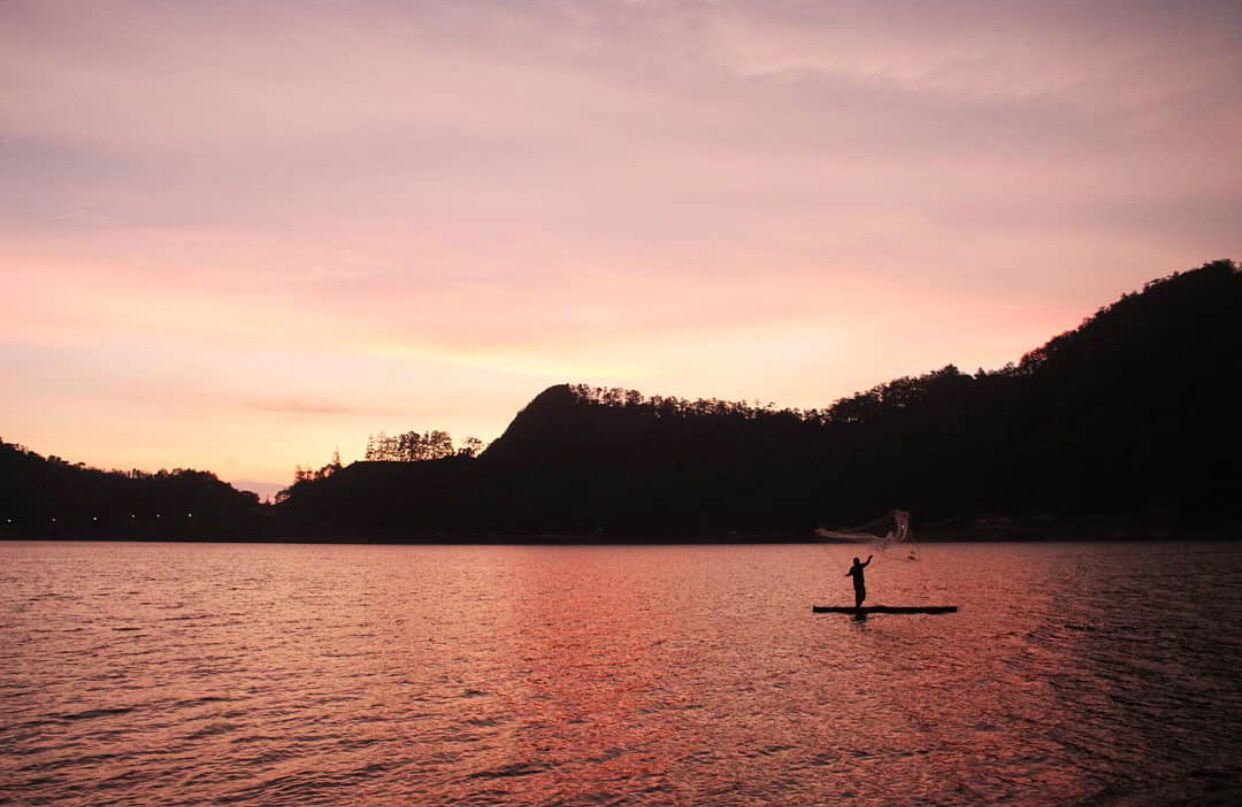 Telaga Ngebel salah satu wisata terbaik Ponorogo untuk menikmati sunset (foto ig @epri.eppio)