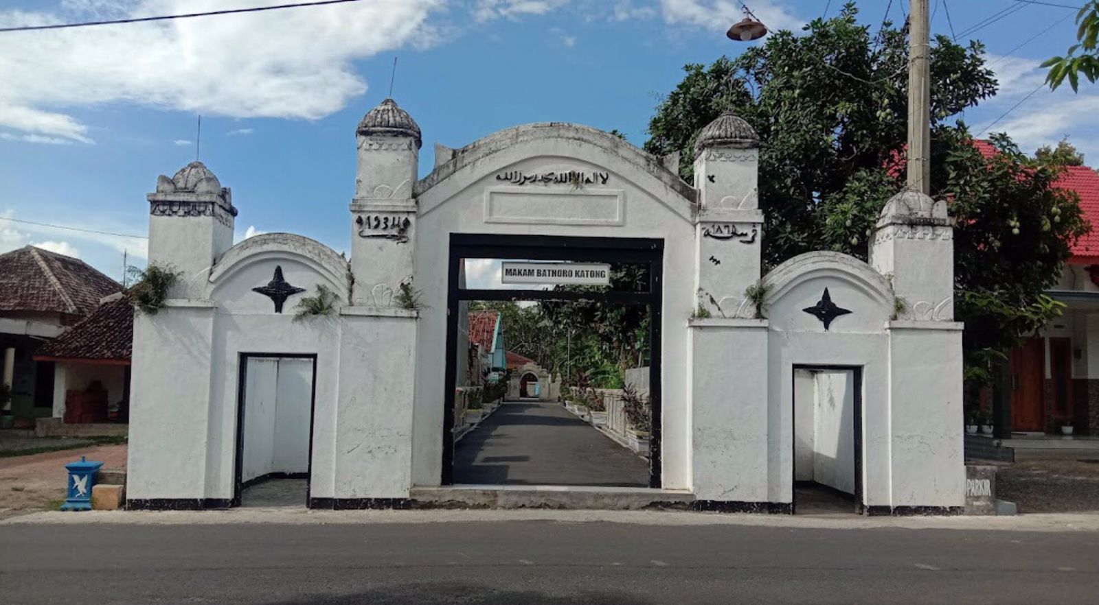 Makam Bathoro Katong Wisata Religi Yang Menjadi Saksi Berdirinya Kota Reog!
