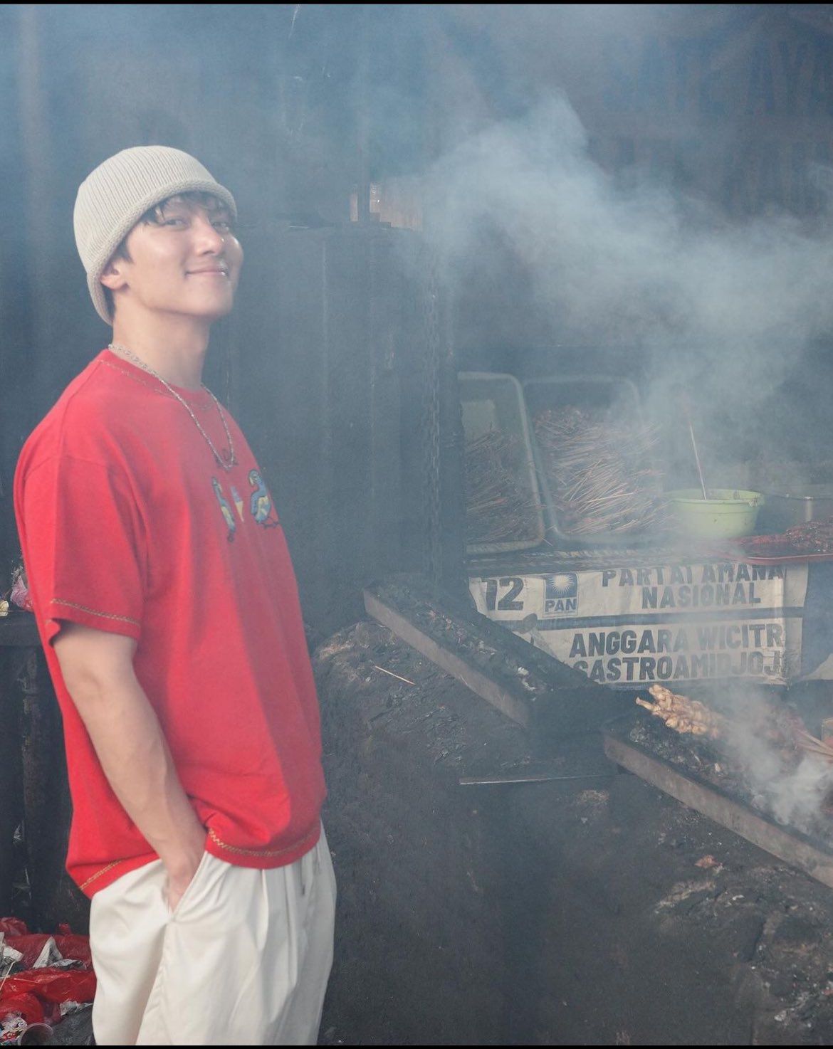Potret Ji Chang Wook di warung sate (Instagram)