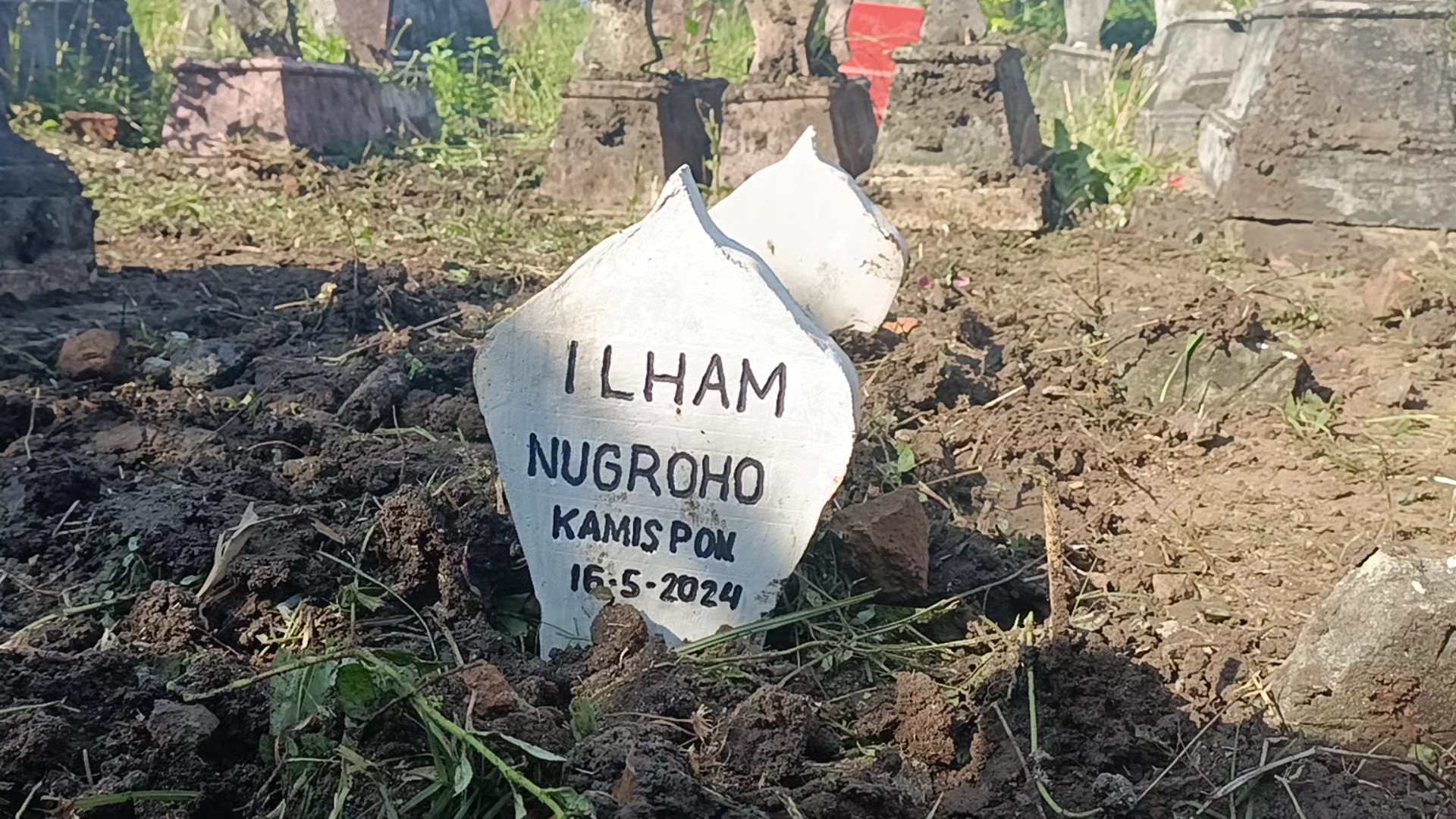DIMAKAMKAN: korban ledakan mercon di desa Muneng meninggal dunia Rabu (15/4)