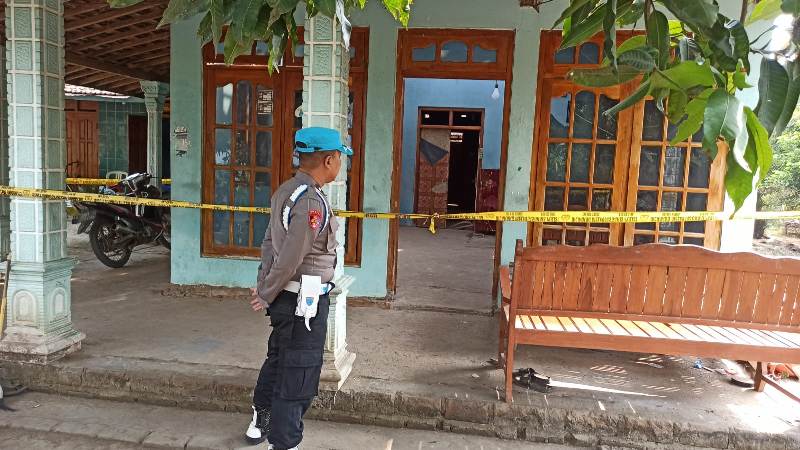 WARNING: Petugas memasang garis polisi di rumah kosong milik Lasemi yang digunakan para remaja Desa Blembem, Jambon merakit mercon aksesoris balon udara. (SUGENG DWI N./JAWA POS RADAR PONOROGO)