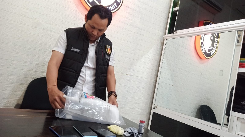 Satreskrim Polres Ponorogo menyita barang bukti dan memeriksa 15 orang buntut insiden ledakan mercon balon udara di Desa Muneng, Balong, Ponorogo, Jawa Timur. (SUGENG DWI N./RADAR PONOROGO)
