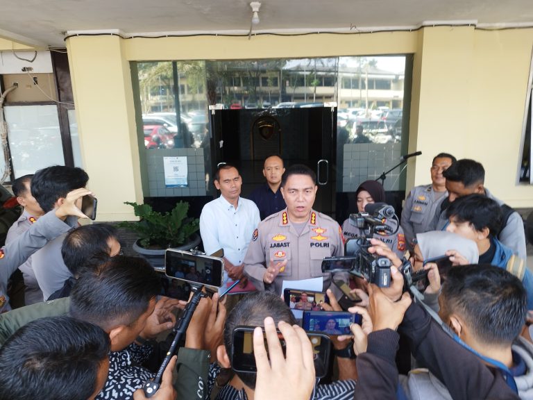 Kabid Humas Polda Jawa Barat juga memberikan himbauan kepada masyarakat agar segera melapor apabila mengetahui keberadaan 3 DPO kasus pembunuhan Vina. (TB NEWS POLDA JABAR)