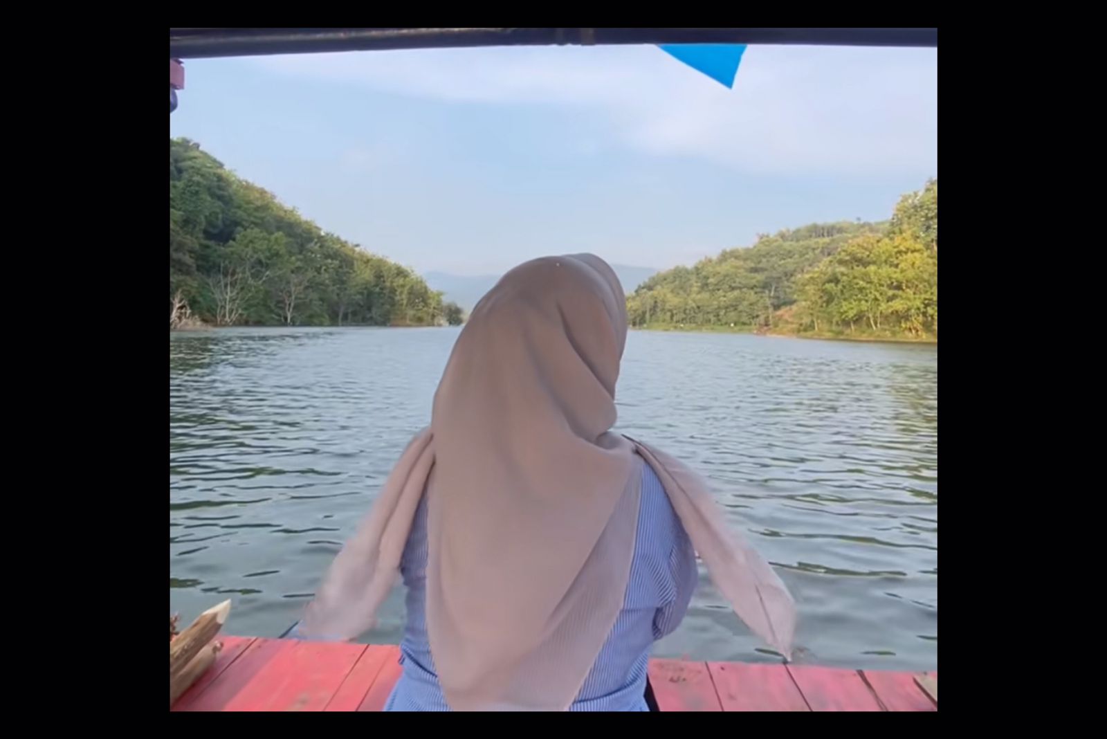 Sensasi naik perahu getek, di Wisata Alam Ngeblak Ngadirojo Ponorogo. (Capture Video Tiktok @nawangsp1)