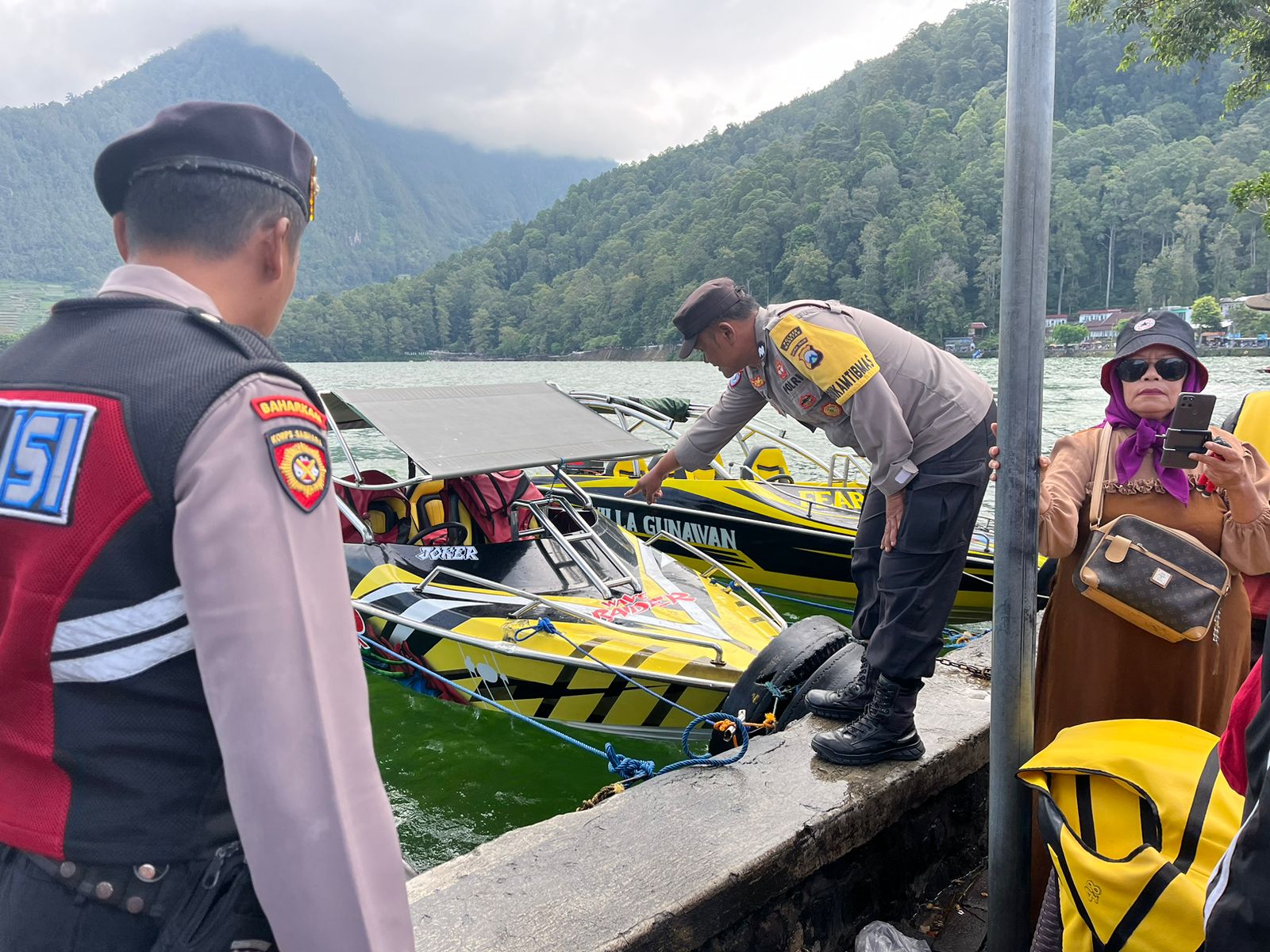 TERTABRAK: Speedboat tertabrak dari belakang, pengemudi dan handphone Iphone 14 plus jatuh ke Telaga Sarangan. (POLSEK PLAOSAN UNTUK RADAR MAGETAN)