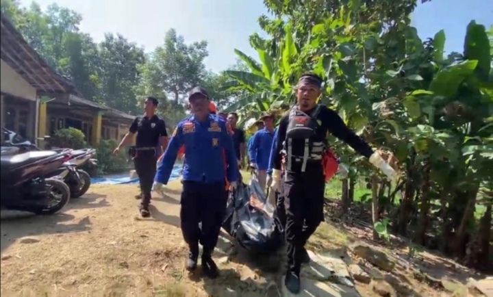 EVAKUASI: Korban Harto Sudiro, 36, warga Desa Gunungsari, Kasreman, ditemukan Senin (20/5). (ASEP SYAEFUL BACHRI/JAWA POS RADAR NGAWI)