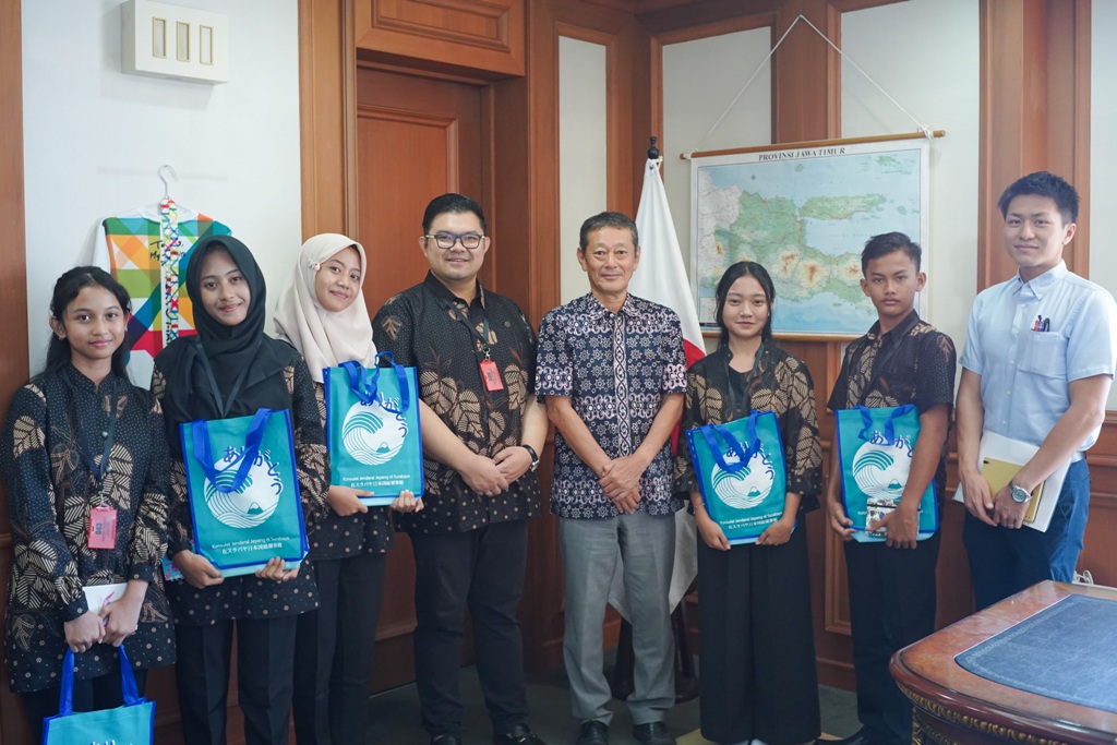 SPIRIT MENGABDI: Bobby Wibowo, CEO Maesa Group (tengah berkacamata) bersama Takeyama Kenichi, Konsulat Jenderal Jepang untuk Indonesia di Surabaya, dan lima pelajar terpilih belajar budaya di Jepang.