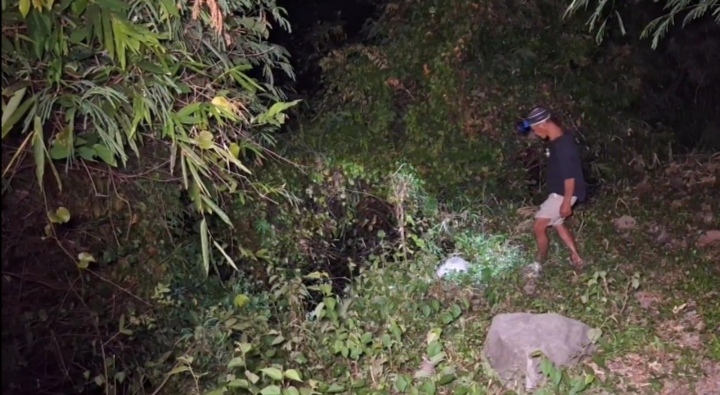 MASUK JURANG: Porses evakuasi jasad salah seorang warga yang kabur dari gerebekan sabung ayam di Desa Randusongo, Gerih, Ngawi, pada Minggu (19/5). (ASEP SYAEFUL BACHRI/JAWA POS RADAR NGAWI)