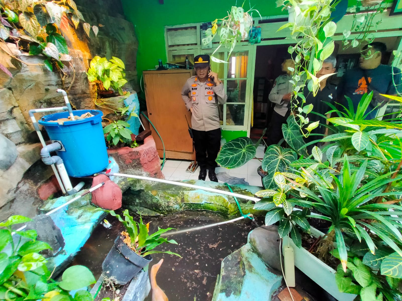 IDENTIFIKASI: Tim Polres Magetan melakukan olah TKP lansia meninggal di Kelurahan Kepolorejo, Magetan, Selasa (21/5). (POLRES UNTUK RADAR MAGETAN)