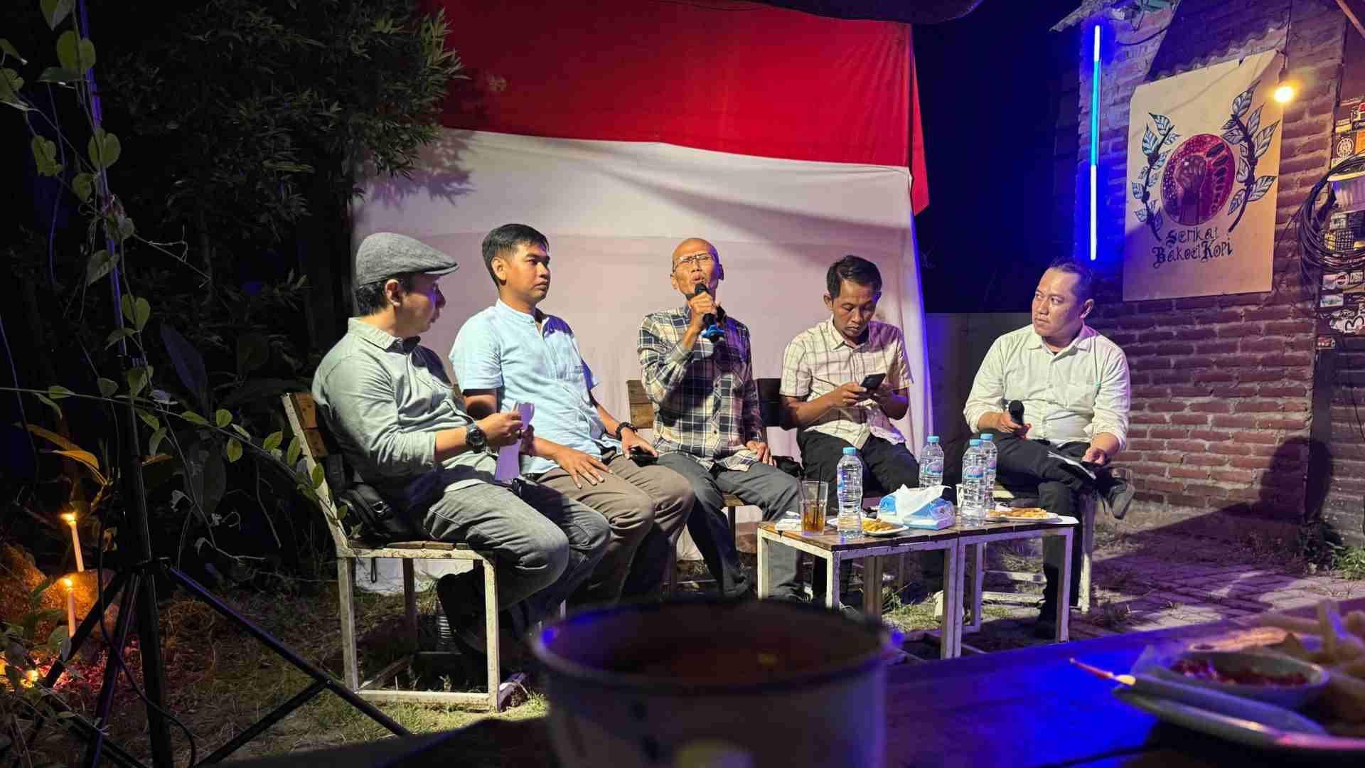 DISKUSI: sejumlah pengamat media dan jurnalis Madiun raya menggelar diskusi tentang revisi UU Penyiaran (ISTIMEWA/JAWA POS RADAR LAWU)