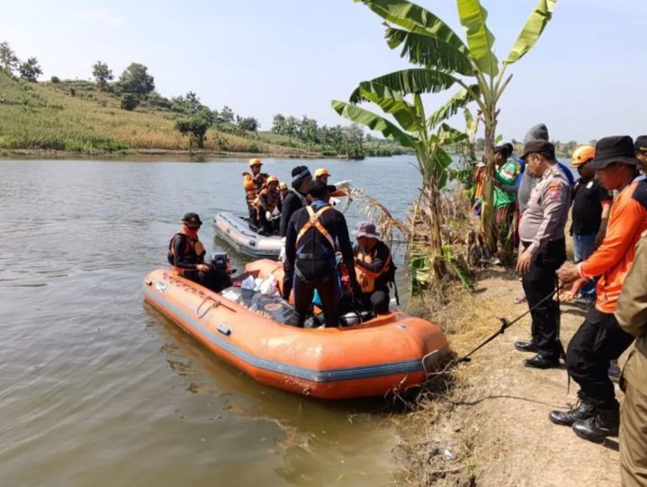 evakuasi ayah yang tenggelam di Waduk Kedung Bendo, Ngawi( instagram @aboutngawi )