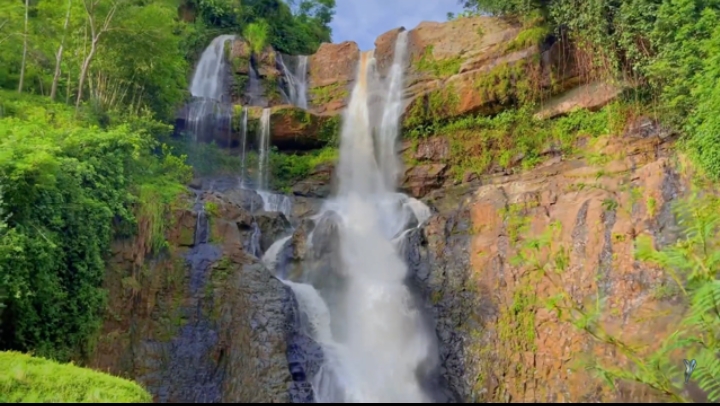 Daya Tarik air terjun Gringsing (ig @pesonaairterjunindonesia)