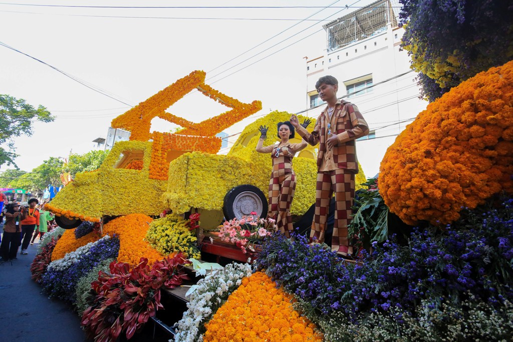 HISTORIS: PT Pelindo mengusung mobil hias dengan desain Jembatan Kuni Petekan berbahan bunga petik segar impor dan lokal setinggi 4,4 meter pada Parade Surabaya Vaganza 2024 Minggu (26/5/2024).