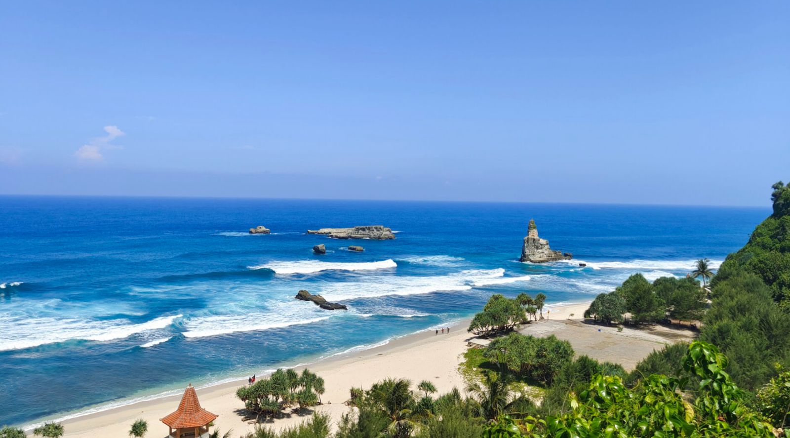 Pantai Buyutan: Salah satu wisata Pacitan dengan banyak daya tarik yang memanjakan pengunjung.