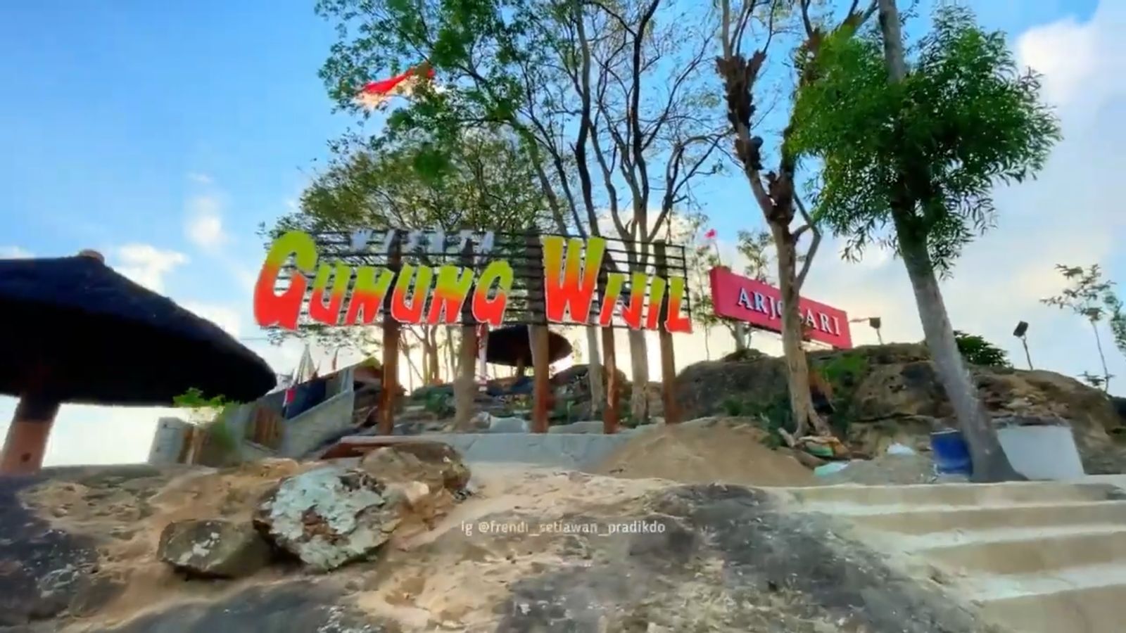Gunung Wijil salah satu tempat wisata disekitaran Wisata Pinus Kita yang tengah hits (yt Kampung Baru Official)