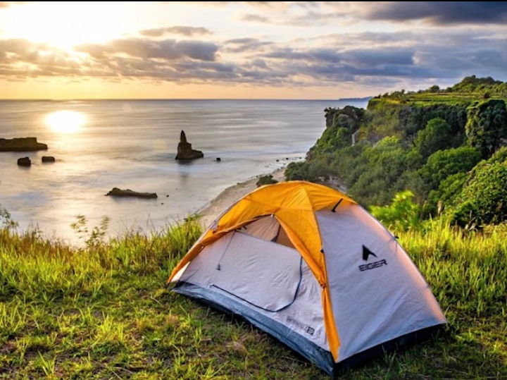 Beragam aktivitas bisa dilakukan di Pantai Buyutan ini, salah satunya dengan bercamping.
