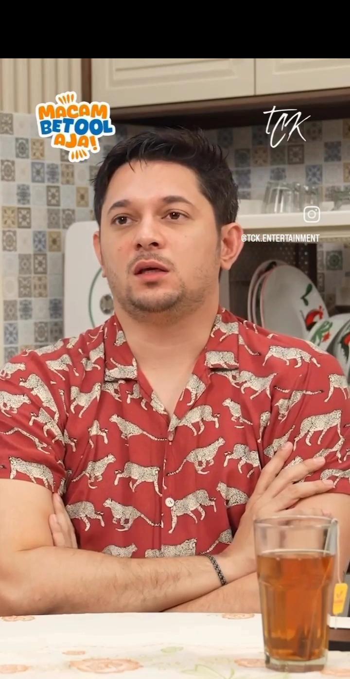 Andrew Andika beri klarifikasi setelah diterpa isu perselingkuhan dan kabar perceraian dengan istrinya, Tengku Dewi Putri. (Ig : @tck.entertainment)