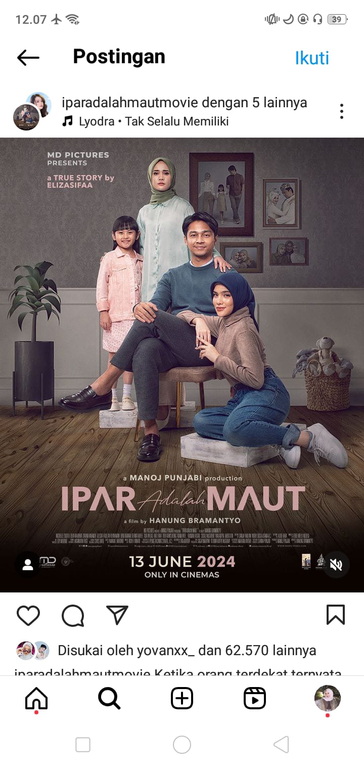 Deva Mahenra memerankan aris (tengah) dalam Film Ipar Adalah Maut, selingkuh dengan adik iparnya, Rani. (Ig : @iparadalahmautmovie)