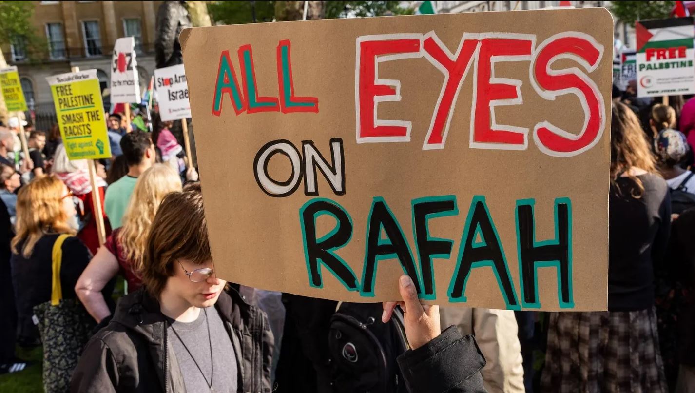 Slogan All Eyes on Rafah trending topik hingga viral disuarakan aktivis kemanusiaan di berbagai belahan dunia. (FORBES)