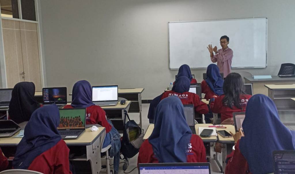 BERBAGI: Sugeng Dwi N. jurnalis Jawa Pos Radar Madiun saat mengajar mata kuliah Journalism di Politeknik Negeri Madiun (PNM). (ISTIMEWA)
