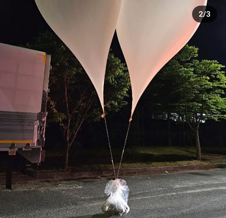 Penampakan balon sampah kiriman dari Korea Utara ( Ig @folkative)