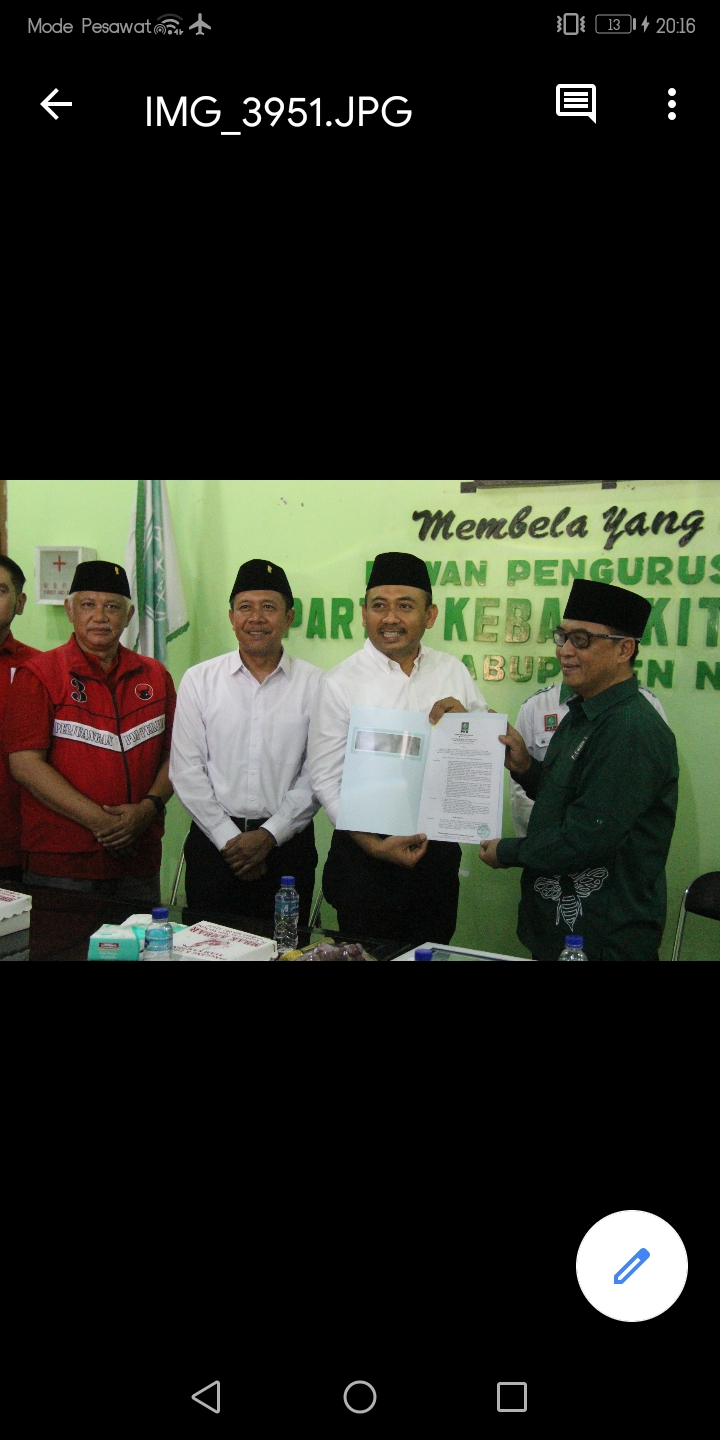 Penyerahan rekomendasi dukungan PKB Ngawi ke Ony - Antok. (ASEP SYAEFUL BACHRI/JAWA POS RADAR NGAWI)