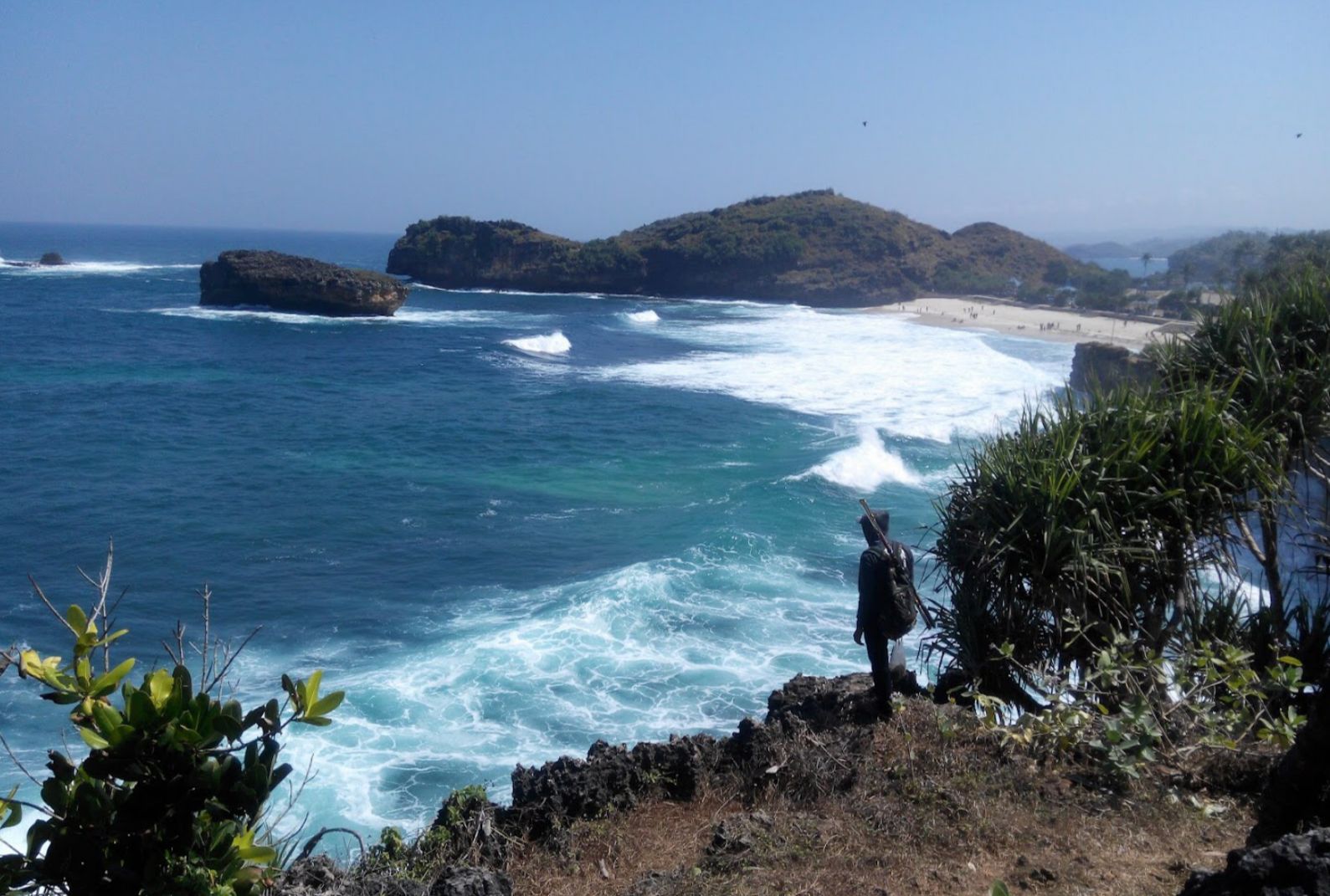 Pantai Srau :  Salah satu wisata Pacitan dengan banyak daya tarik yang memanjakan pengunjung.