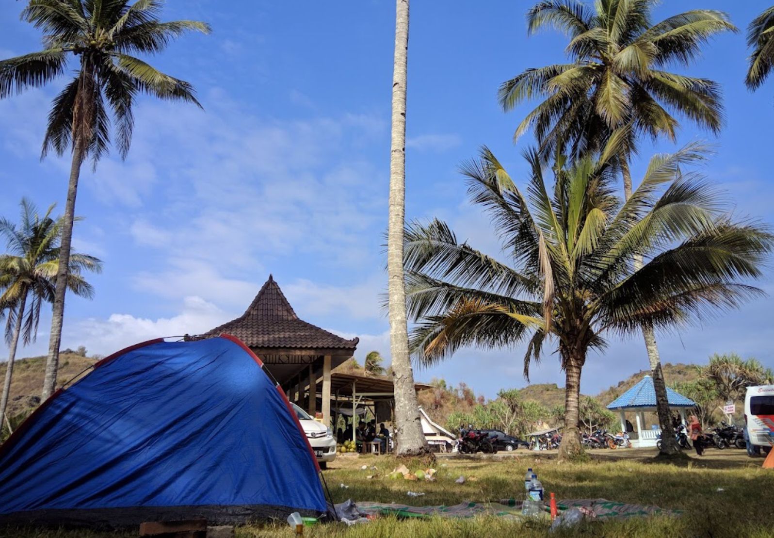 Beragam aktivitas bisa dilakukan di Pantai Srau ini, salah satunya dengan bercamping.