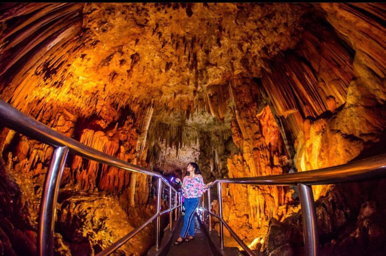 Berwisata di Goa Gong memberikan pengalaman petualangan yang tak tertandingi.
