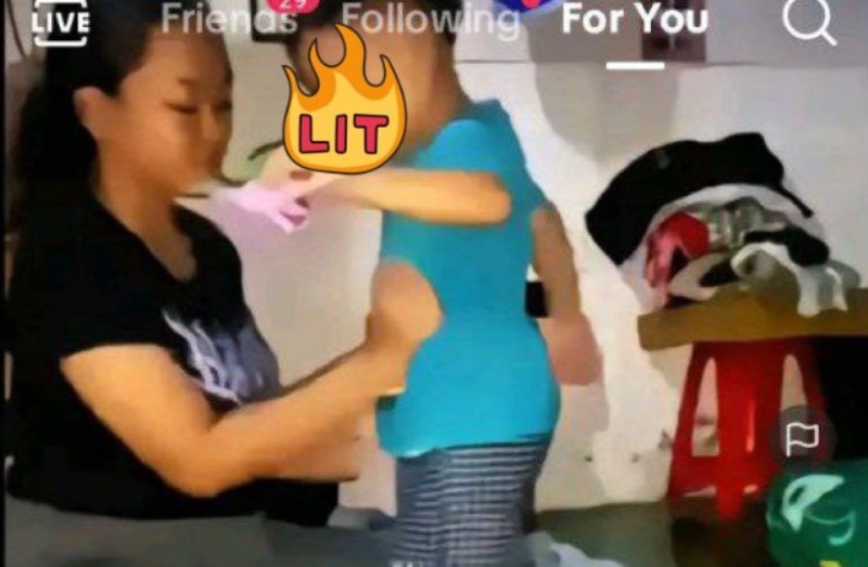 Viral&nbsp;video ibu kandung dan anak. (X @kegblgnunfaedh)