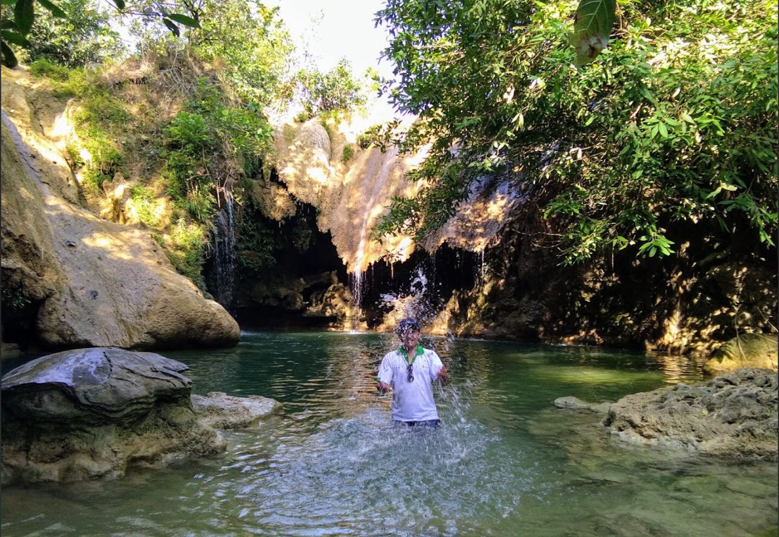 Keberadaan kolam raksasa semakin menambah pesona keindahan air terjun