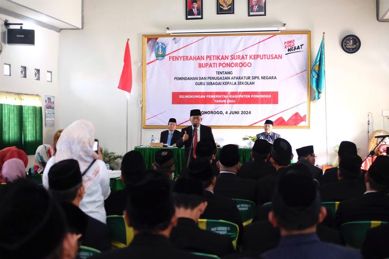 SUMPAH JANJI: Bupati Sugiri Sancoko memutasi 50 tenaga pendidik serta 19 guru mendapat promosi jabatan kepala sekolah jenjang SD dan SMP kemarin (4/6/2024). (PROKOPIM UNTUK JAWA POS RADAR PONOROGO)