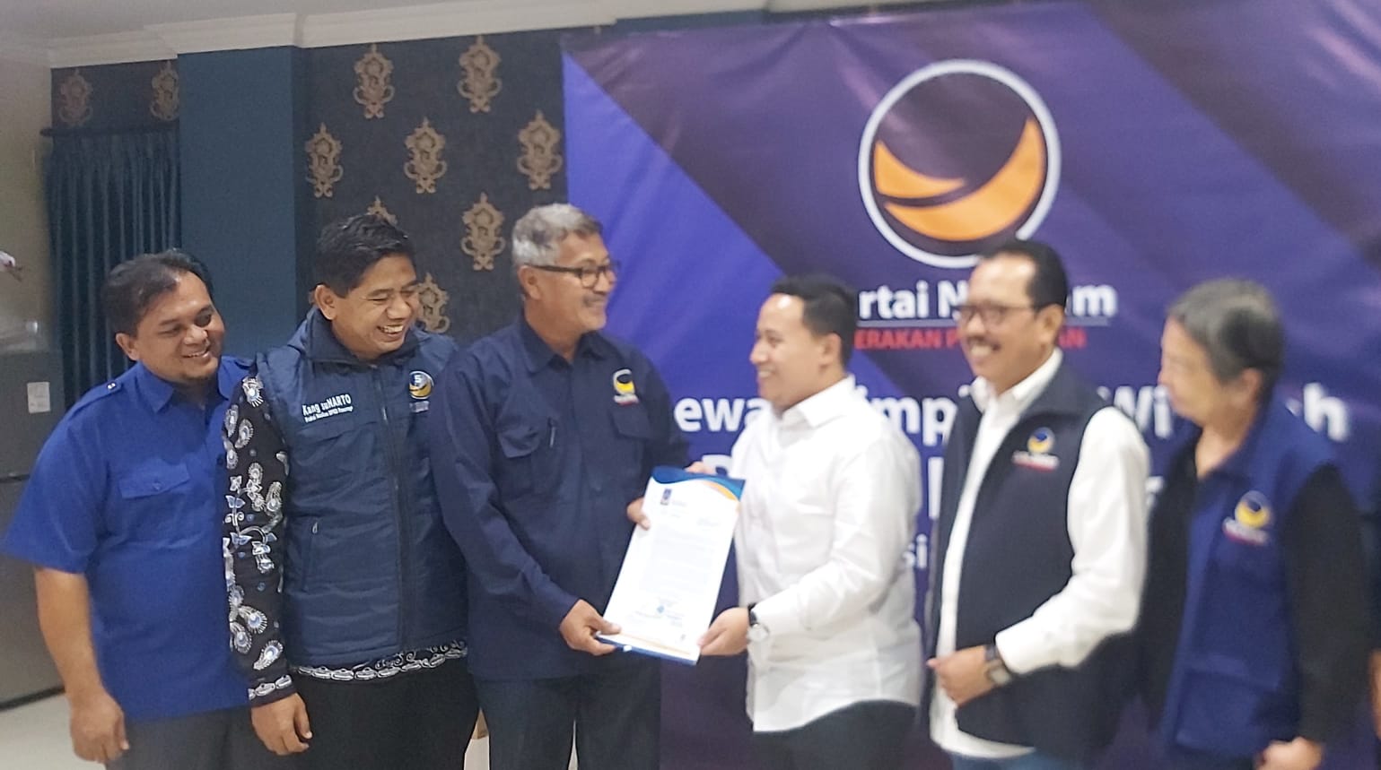 DPW Jatim menyerahkan rekomendasi kepada Segoro Luhur Kusumo Daru sebagai bacawabup mendampingi Ipong Muchlissoni maju Pilkada Ponorogo 2024. (ISTIMEWA)