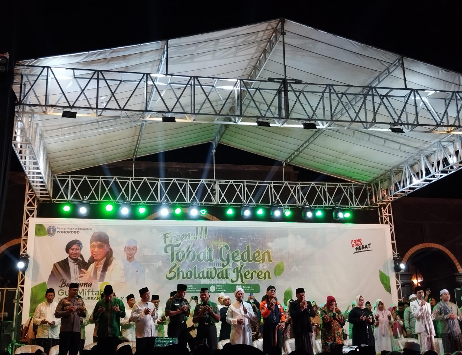Gus Miftah dan Hadrah Syubbanul Muslim hadir dalam pengajian bertajuk Tobat Geden Sholawat Keren di Alun-alun Ponorogo Kamis malam (6/6/2024). (OKTA-PNM/JAWA POS RADAR LAWU)