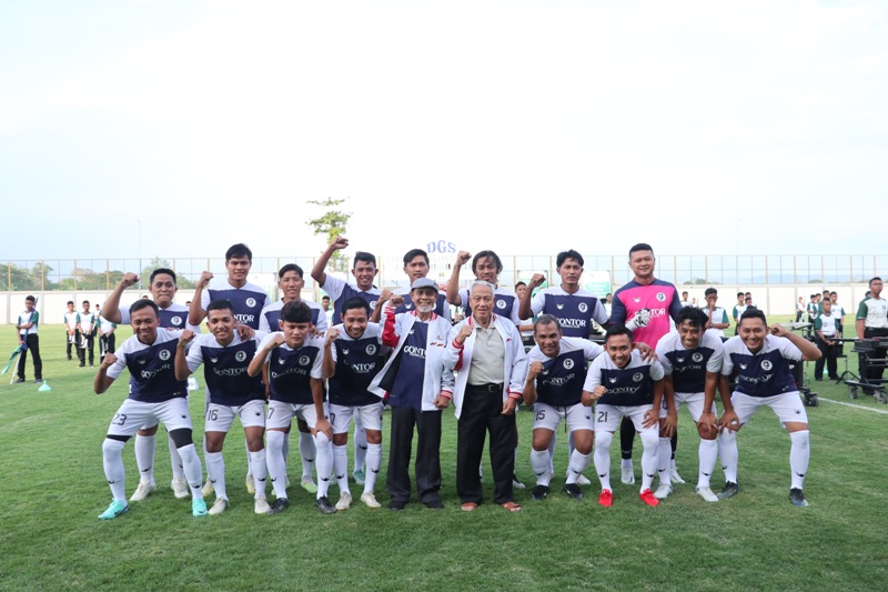 EKSEBISI: Pemain Timnas All Star (biru) melawan para pemain Gontor FC dalam laga menyambut 100 tahun PMDG kemarin (9/6). (SUGENG DWI N./JAWA POS RADAR PONOROGO)
