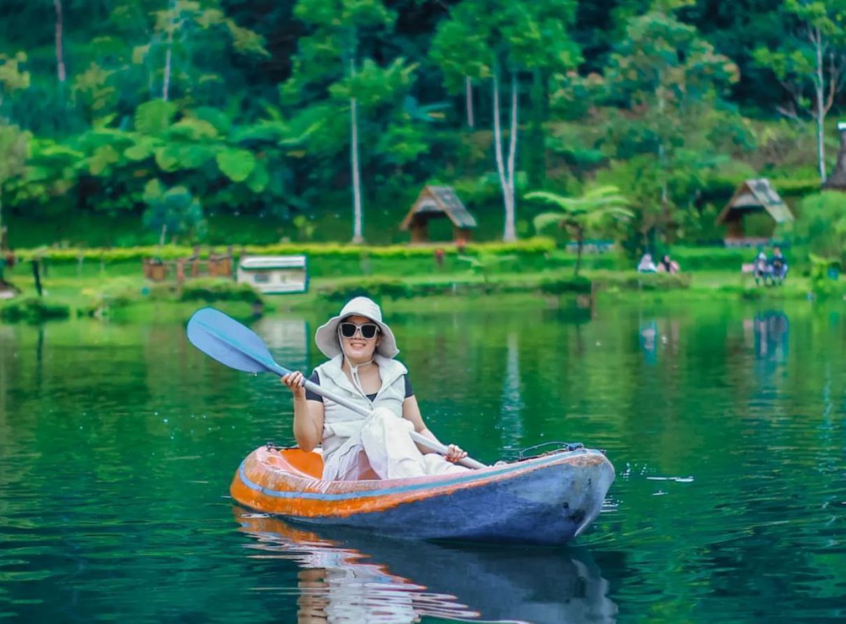 Sensasi Susur Telaga Madirda dengan perahu kano yang menjadi daya tarik pengunjung (ig @telagamadirdaofficial