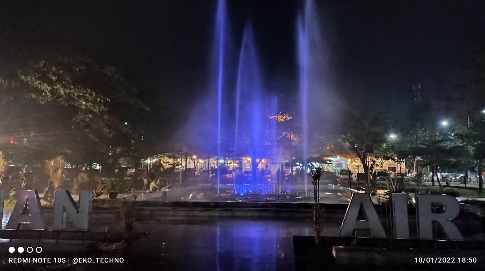 Taman Air Mancur Karanganyar menawarkan kesegeran dan keceriaan bagi pengunjungnya. (@EKO_TECHNO)