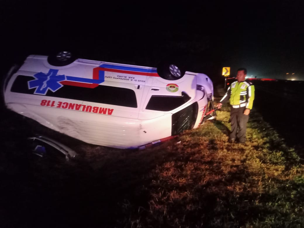 TERGULING: Ambulan milik RSUD Dr. R. Soeprapto Cepu mengalami kecelakaan tunggal di Jalan Tol Ngawi-Solo, Rabu (12/6) malam. (POLRES UNTUK RADAR NGAWI)