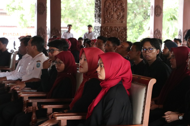 SUKARELA: Pemkab Ponorogo melantik 80 relawan sebagai pemandu FNRP dalam perayaan Grebeg Suro di Pendapa kemarin sore (12/6). (SUGENG DWI N./JAWA POS RADAR PONOROGO)