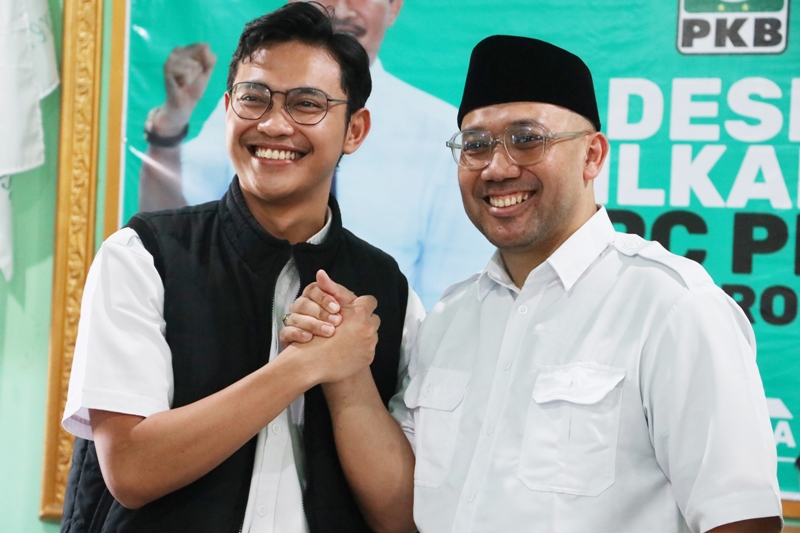 Ibnu Alfandy Multazam (kiri) atau Andy putra mahkota PKB bersama Muhammad Harun Ar Rasyid (MHR). (SUGENG DWI N./JAWA POS RADAR PONOROGO)