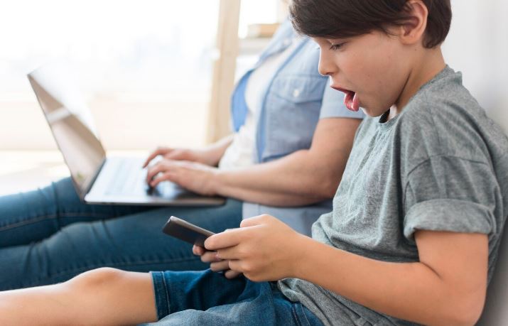 Ilustrasi anak kecanduan main gadget (freepik.com)