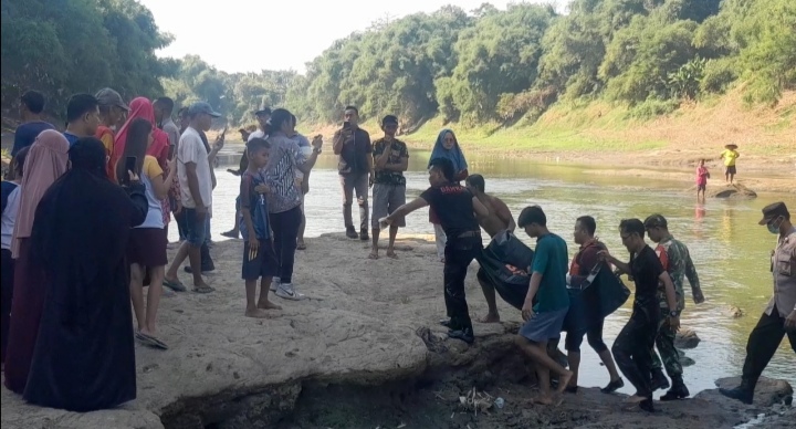 LAKA AIR: Proses evakuasi korban tenggelam di Bengawan Madiun masuk Desa Kartoharjo, Ngawi, Kamis (20/6). (ASEP SYAEFUL BACHRI/JAWA POS RADAR NGAWI)