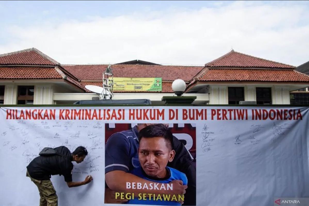 Warga membubuhkan tanda tangan petisi bebaskan Pegi Setiawan di Pengadilan Negeri (PN) Bandung, Jawa Barat usai sidang praperadilan ditunda, Senin (24/6/2024). (NOVRIAN ARBI/ANTARA)