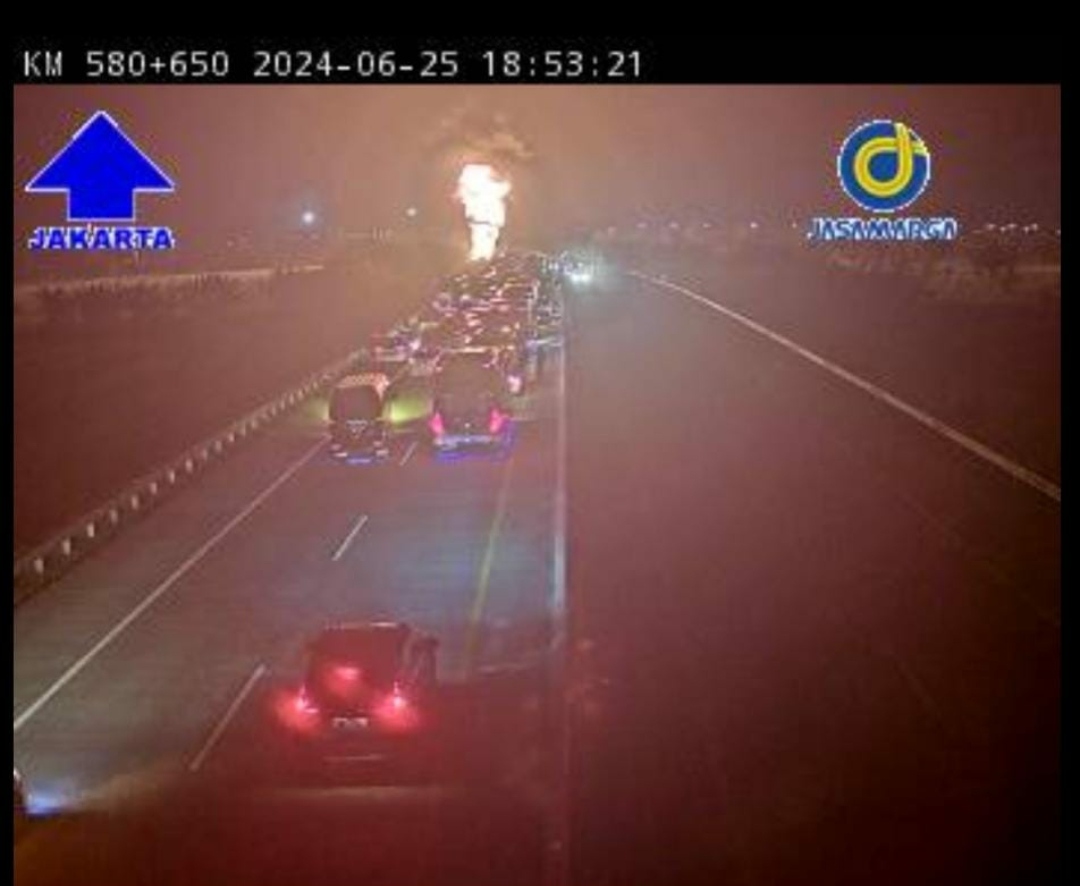 Pantauan CCTV antrean kendaraan saat detik-detik truk tangki BBM kebakaran hebat di Tol Ngawi. (JASA MARGA)