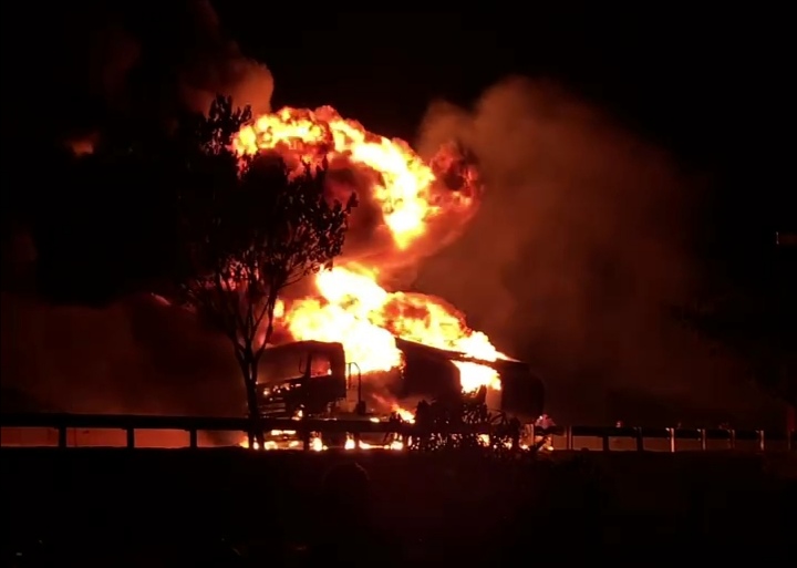 TERBAKAR: Penanpakan kebakaran truk tangki pertamina di ruas Tol Ngawi, Selasa (25/6).
