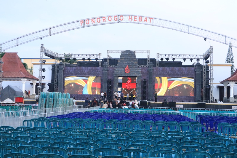 JELANG OPENING: Panitia mempersiapkan panggung bakal pentas FNRP dan FRR di Alun-alun Ponorogo kemarin (26/6/2024). (SUGENG DWI N./JAWA POS RADAR PONOROGO)&nbsp;