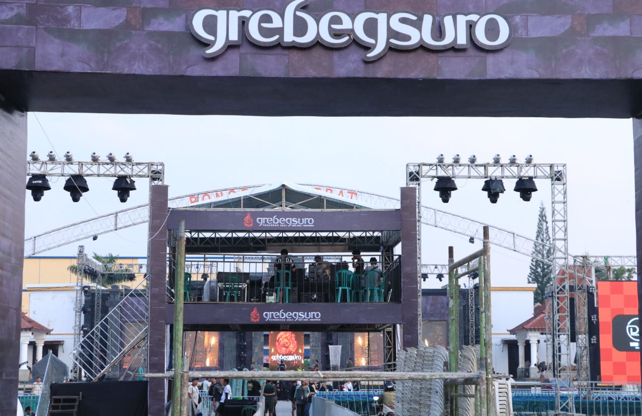 JELANG OPENING: Panitia mempersiapkan panggung bakal pentas FNRP dan FRR di Alun-alun Ponorogo kemarin (26/6) (SUGENG DWI N./JAWA POS RADAR PONOROGO)