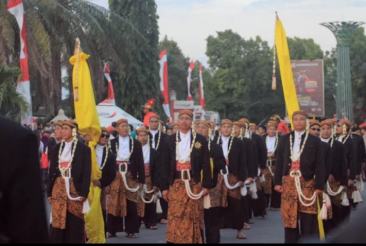 Kirab pusaka menjadi salah satu agenda penting dalam rangkaian perayaan Grebeg Suro di Kabupaten Ponorogo. (AJI PUTRA/JAWA POS RADAR PONOROGO)