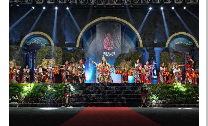 Grebeg Suro menyajikan beragam aktivitas menarik untuk bisa dilakukan, salah satunya menonton festival reog nasional