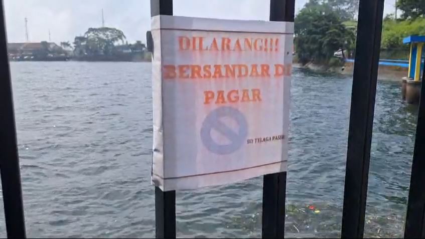 Telaga Sarangan dipagar di kawasan pintu air belakangan menjadi sorotan hingga viran di media sosial. (AJI PUTRA/JAWA POS RADAR MAGETAN)